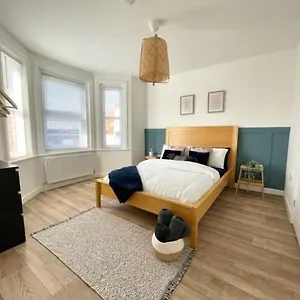 Spacious Coastal Stay In Central Location Apartment